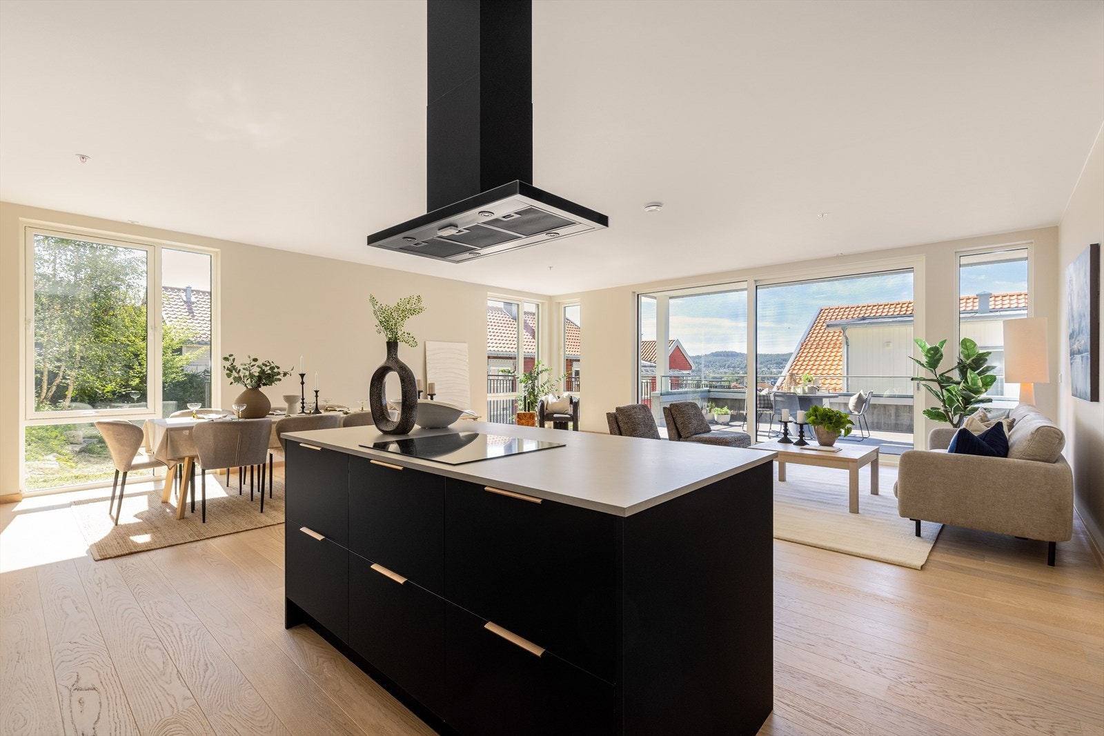 Leiligheten har et elegant kvalitetskjøkken fra Strai med glatt og stilren overflate i mørk utførelse. Galleribilde