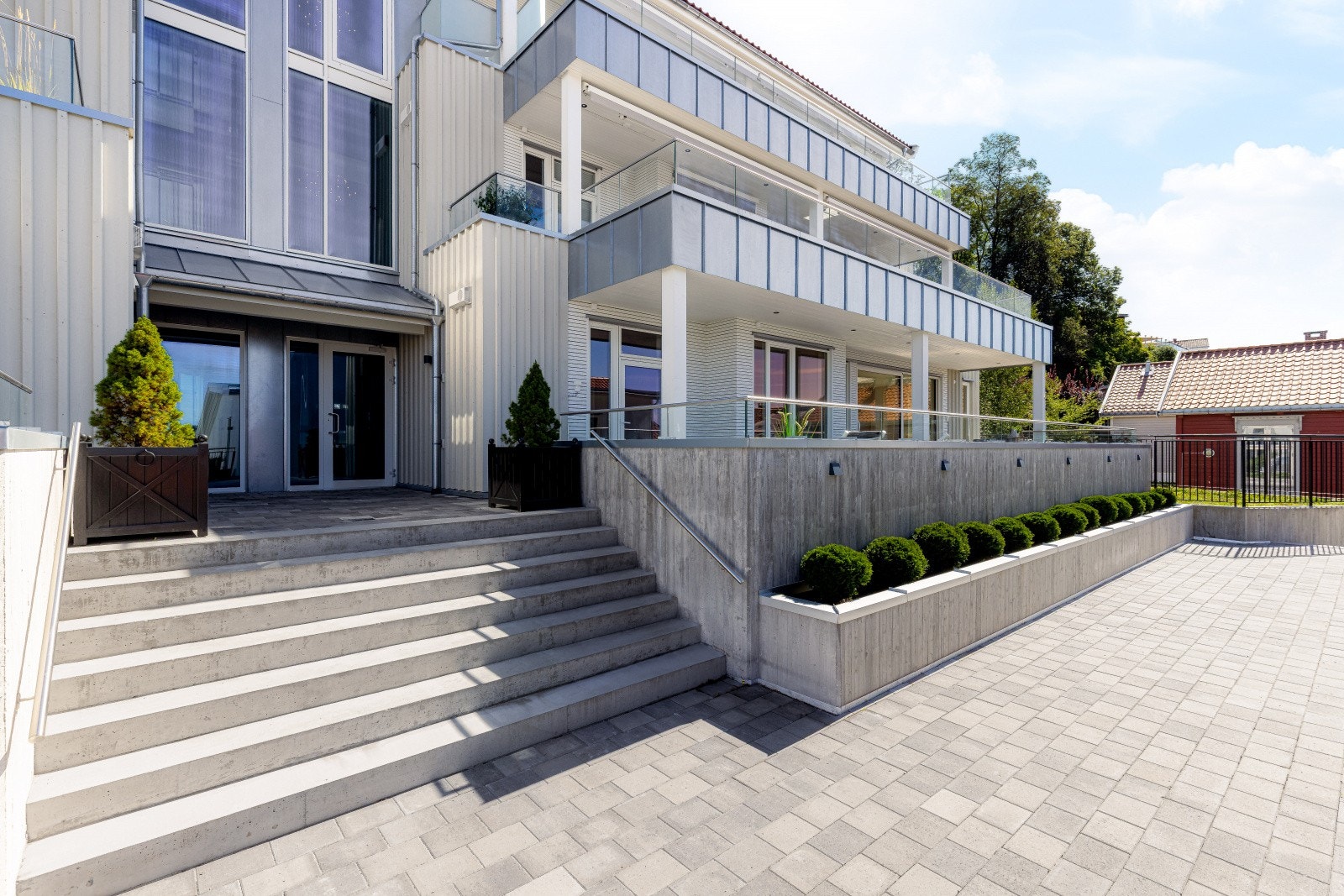 Totalt 12 leiligheter - 6 i gatehus og 6 i terrassehus - med pene og ryddige uteområder til glede for beboerne. Galleribilde