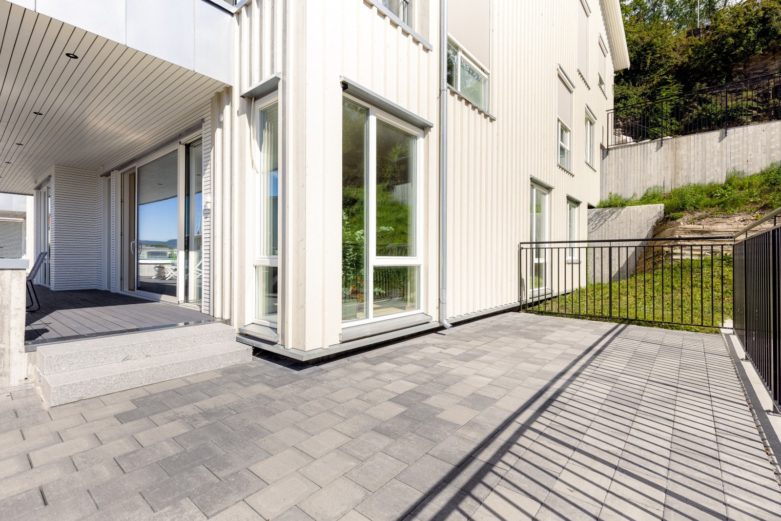 Her bor du i villastandard uten krevende vedlikehold - midt i byen, men skjermet for støy og stor aktivitet med tilgang til sentrum og vakre Brekkeparken rett utenfor døren. Galleribilde