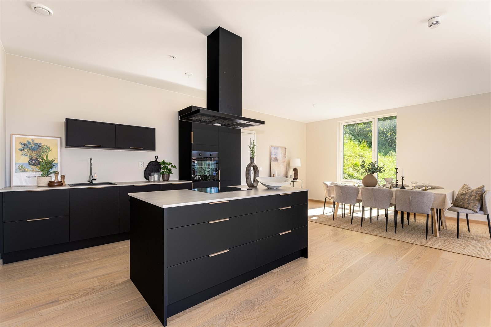 Leiligheten har en gjennomtenkt planløsning med en moderne standard, gode materialvalg og kvalitetskjøkken fra Strai. Galleribilde