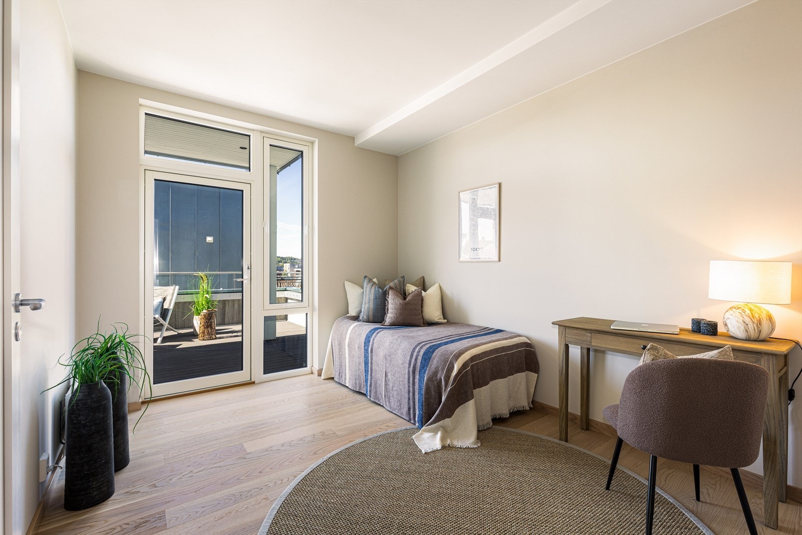 Fra det ene soverommet er det adkomst ut til terrassen. Galleribilde