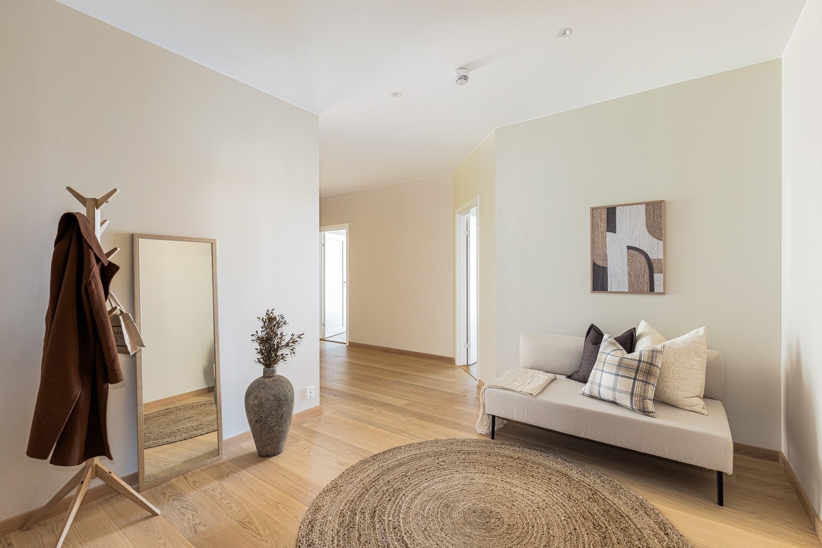 Det er god plass til klesoppbevaring og mindre møblering. Down-light belysning i tak. Galleribilde