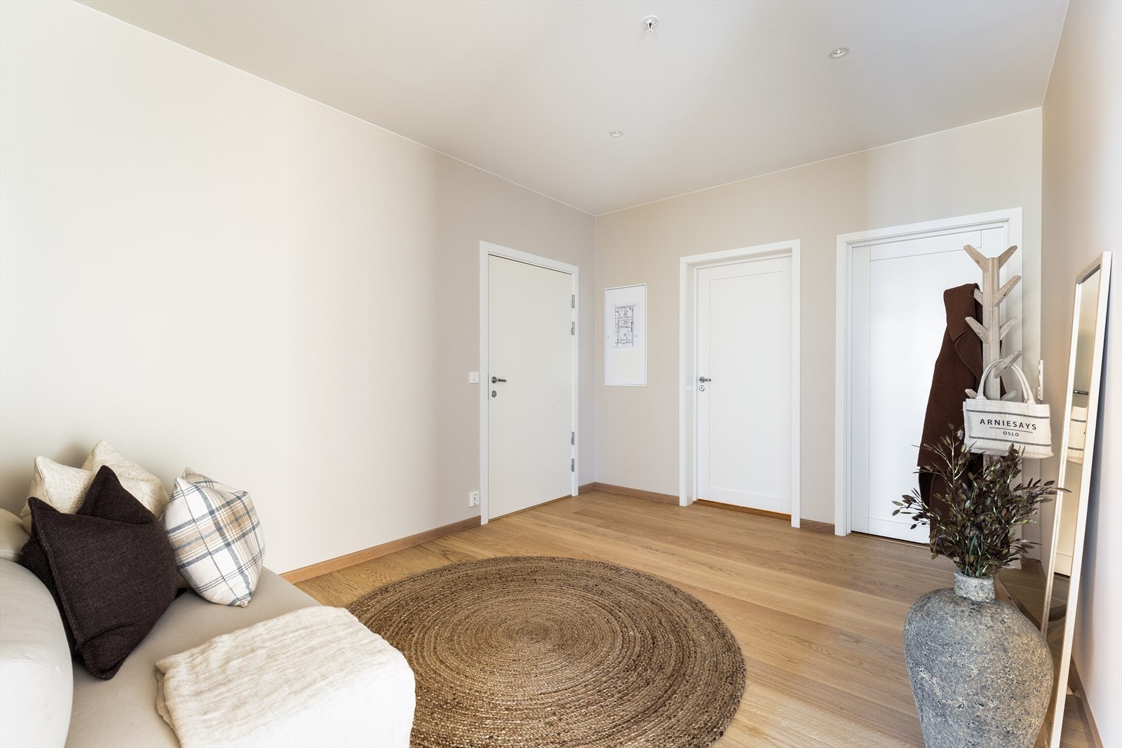 Leiligheten har en stor entrè med nydelig eikeparkett på gulvet som er videreført inn i boligen og gir en umiddelbar følelse av kvalitet og harmoni. Galleribilde