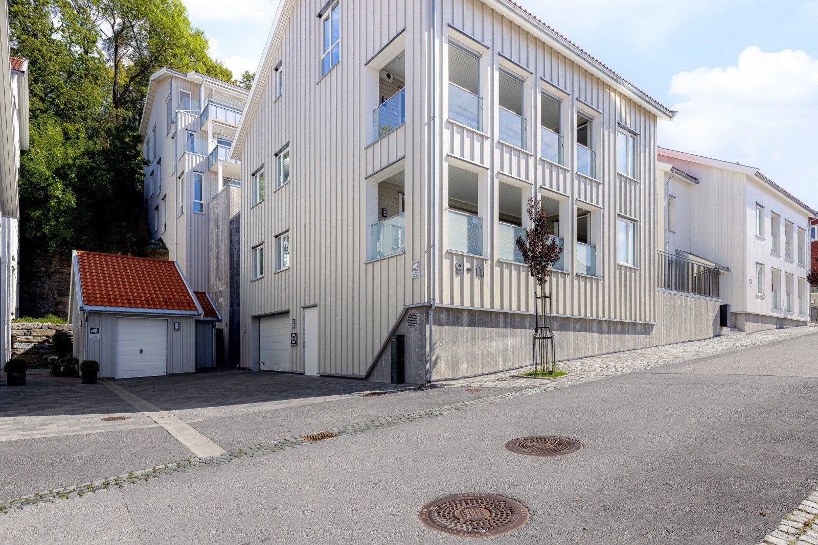 Enkel adkomst via heis fra felles garasjeanlegg, hvor det disponeres to parkeringsplasser og en bod. Galleribilde