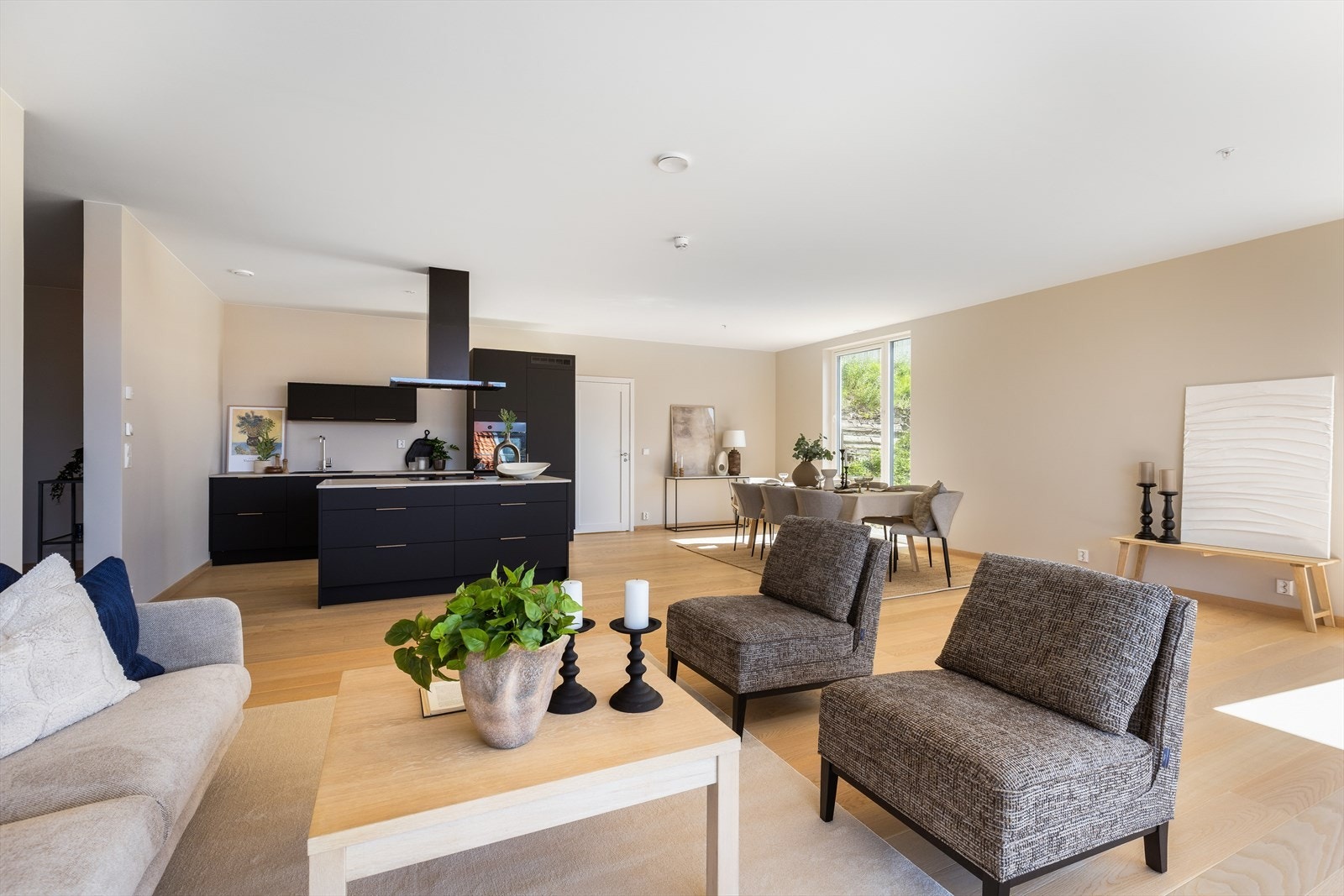 Stua som ligger i kombinasjon med kjøkkenet har vindusflater fra gulv til tak som sikrer fantastisk lysinnfall og god atmosfære i rommet. Galleribilde