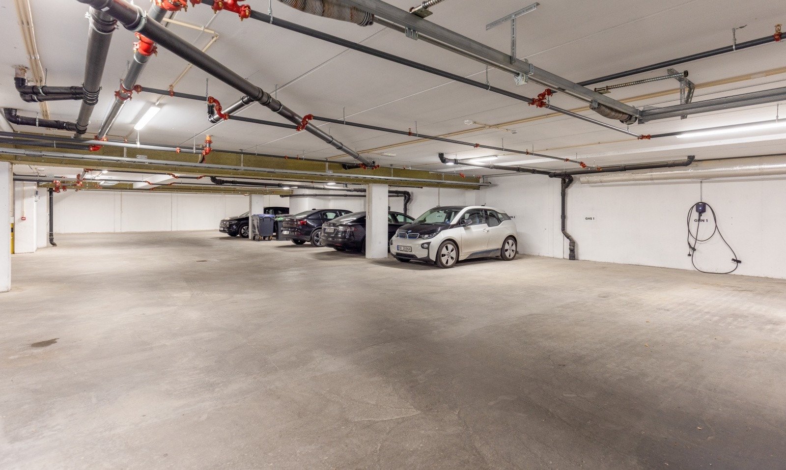 Det disponeres to parkeringsplasser og en bod i garasjekjeller. Galleribilde