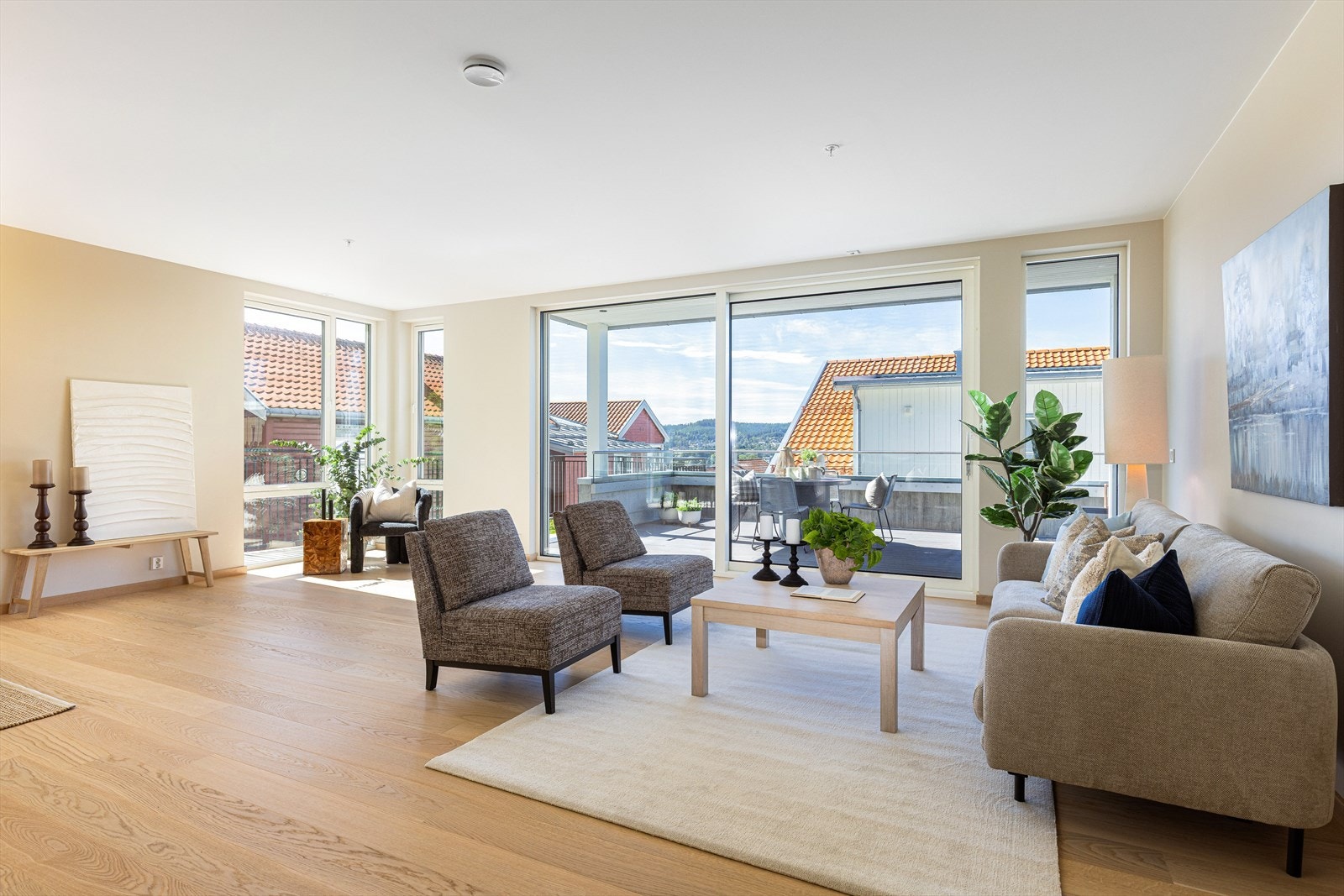 Store vinduer sikrer en lys og god atmosfære, ventilasjon og vannbåren varme sørger for balansert inneklima. Galleribilde