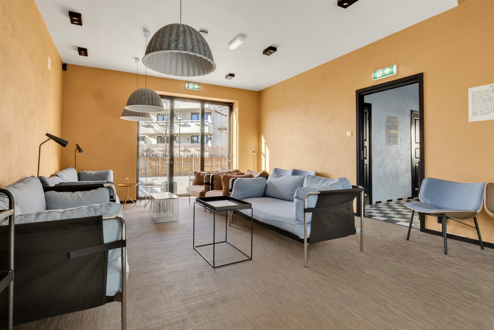 Det er to toaletter og ett for handikappede. Galleribilde