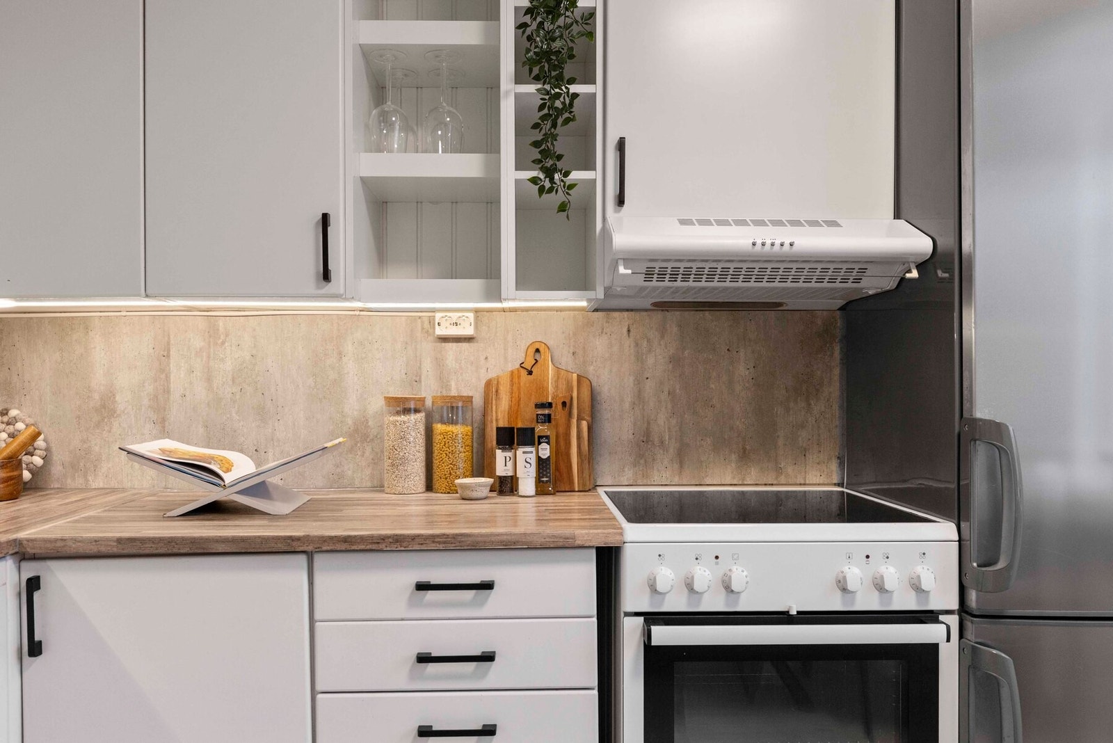 Kjøkkenet er utstyrt med følgende hvitevarer: Komfyr fra Gorenje. Oppvaskmaskin fra Siemens. Kjøle/fryseskap fra Electrolux. Avtrekksvifte med avtrekk / kullfilter. Galleribilde