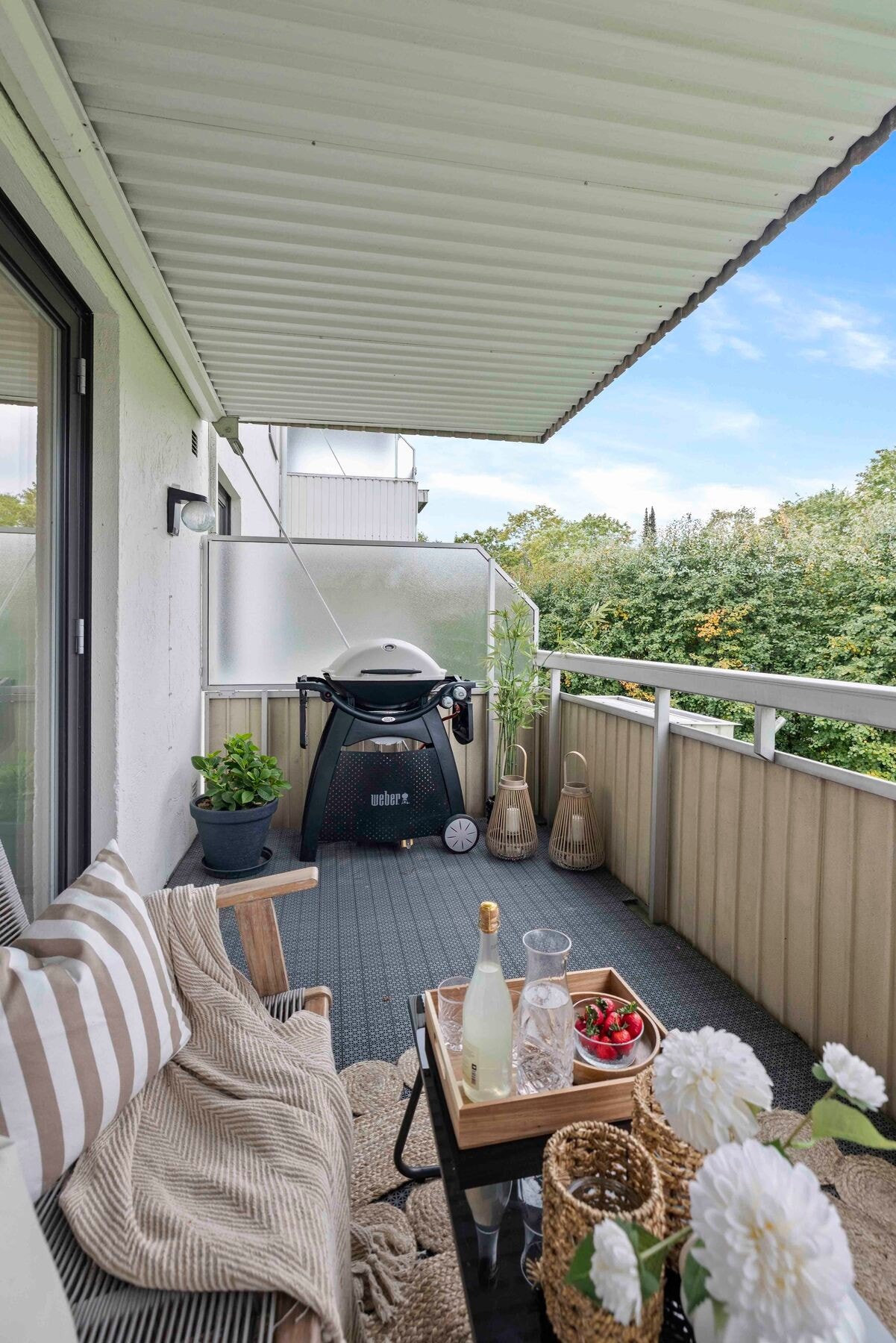 Det er god plass til sittegruppe, grill og diverse beplantning. Galleribilde