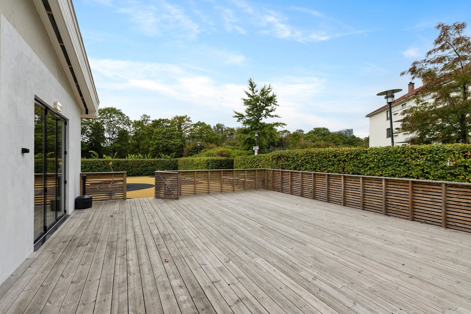 Felles velferdsrom med hyggelig terrasse - perfekt for arrangementer og samvær. Galleribilde