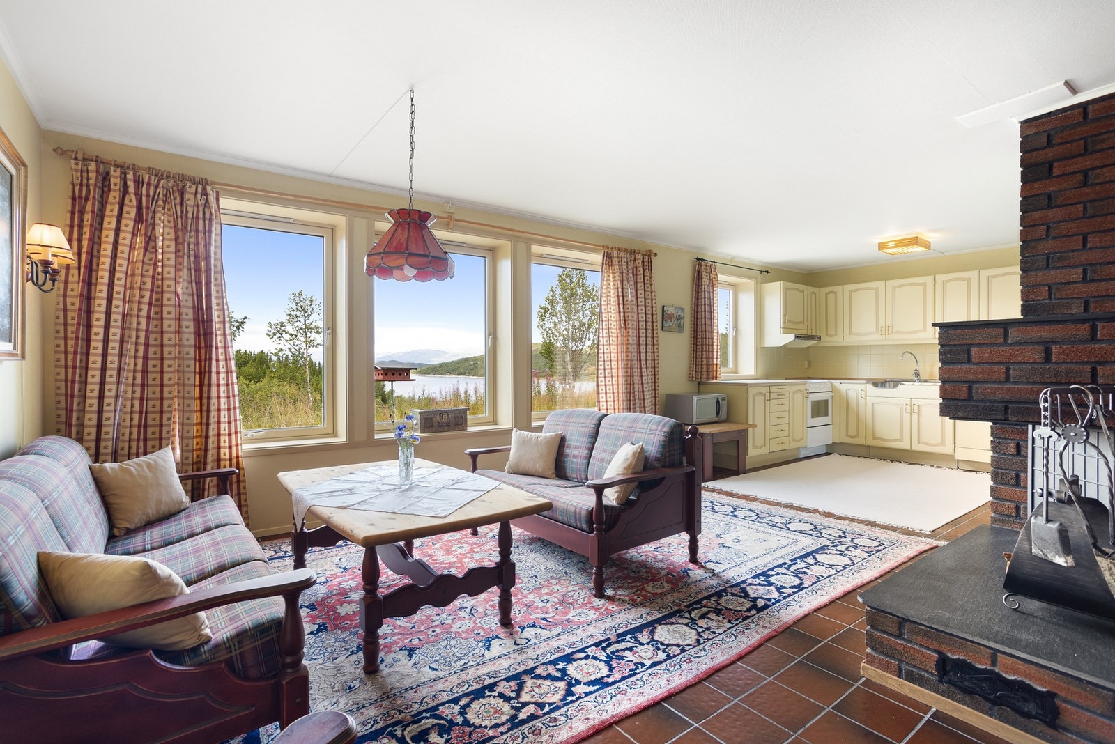 Også her er det store vindusflater som slipper dagslyset og utsikten inn. Galleribilde