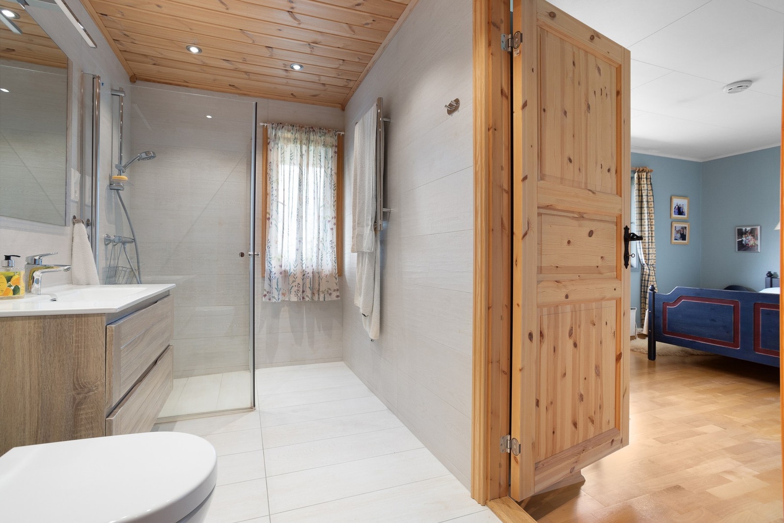 Baderom II ligger i tilknytning til hovedsoverommet Galleribilde