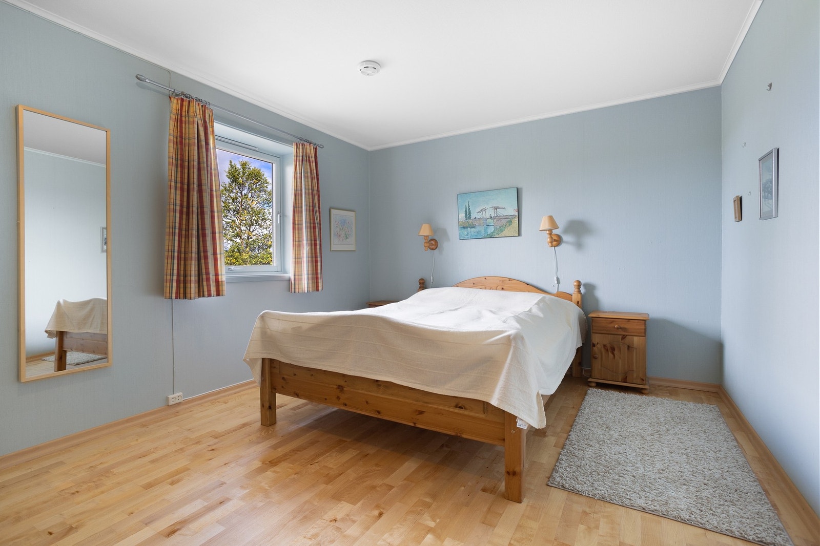 Romslig soverom innredet med dobbeltseng og tilhørende møblement. Soverommet har også tilkomst til eget bad. Galleribilde