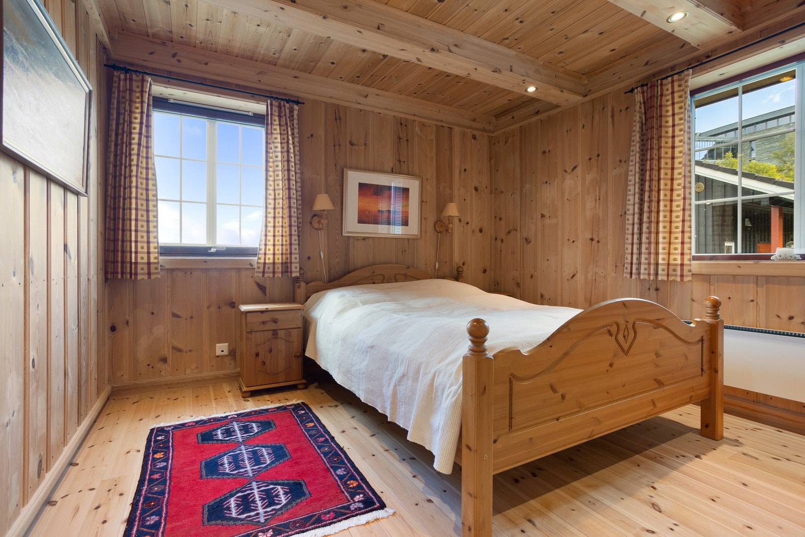 Hovedetasjen har 2 soverom av god størrelse. Begge rommene er innredet med dobbeltseng Galleribilde