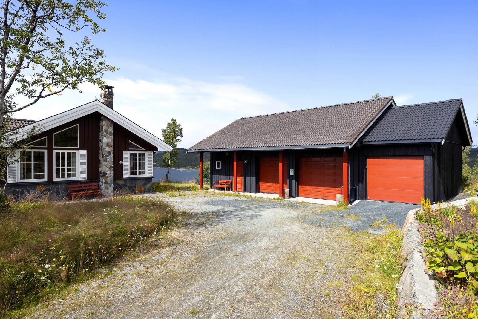 På tomten er det oppført et flott garasjebygg med hybel-del. (Hybel-del er ikke godkjent som egen boenhet. Se nærmere info i salgsoppgaven) Galleribilde