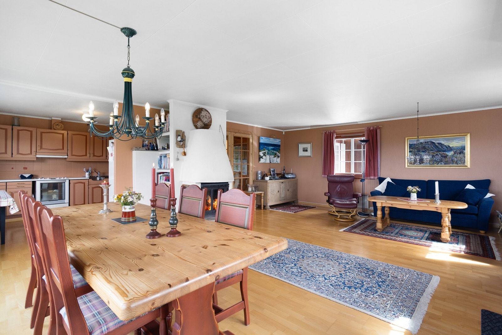 Sentrert i rommet står også en flott peis. Galleribilde