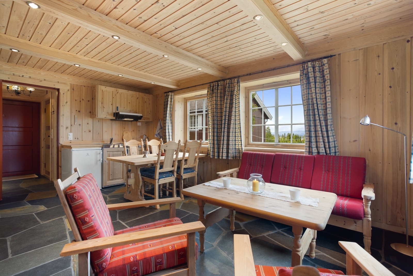 Kontorrom i garasje med etablert kjøkkeninnredning Galleribilde