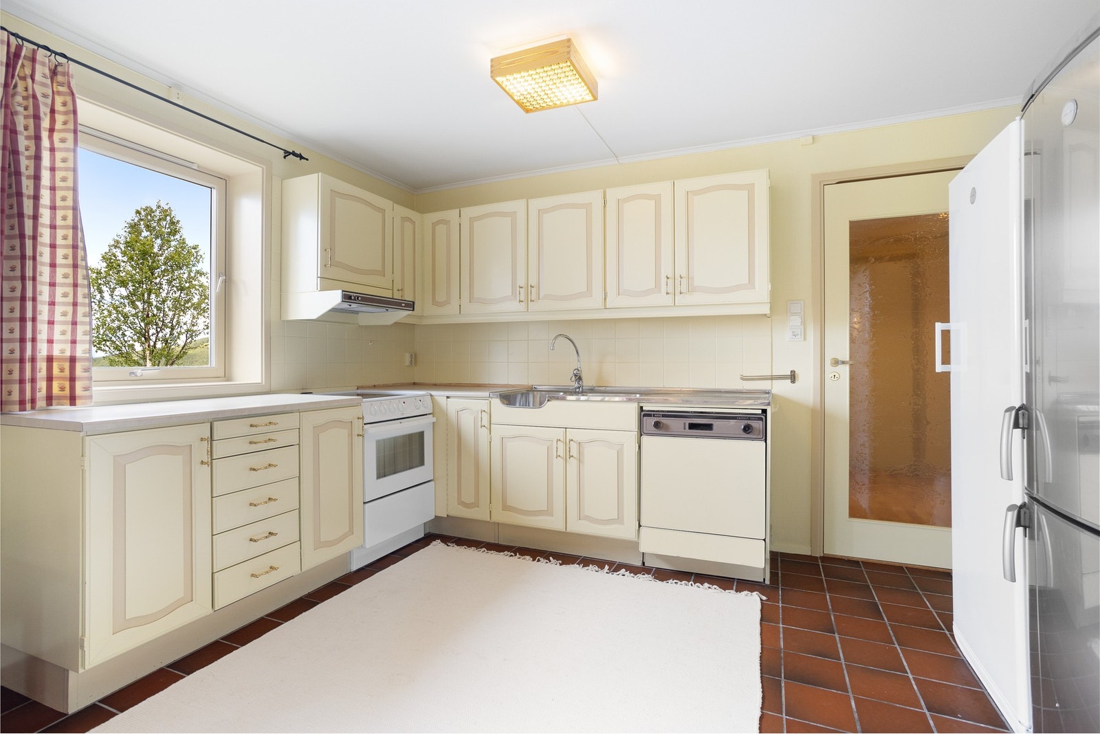 I underetasjen finner du en hyggelig vinkelformet stue med kjøkkenkrok. Galleribilde