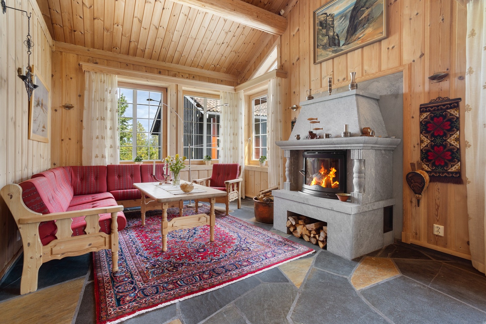 Stuedelen har god plass til sofagruppe foran en flott peis. Galleribilde