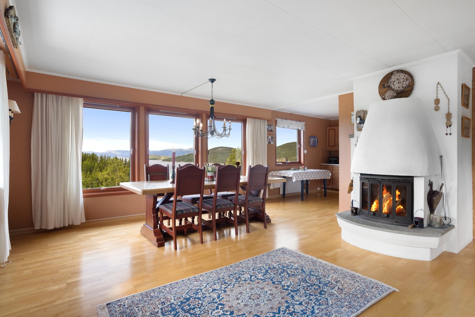 I hovedetasjen finner du en romslig stue og kjøkken i delvis åpen løsning. Galleribilde