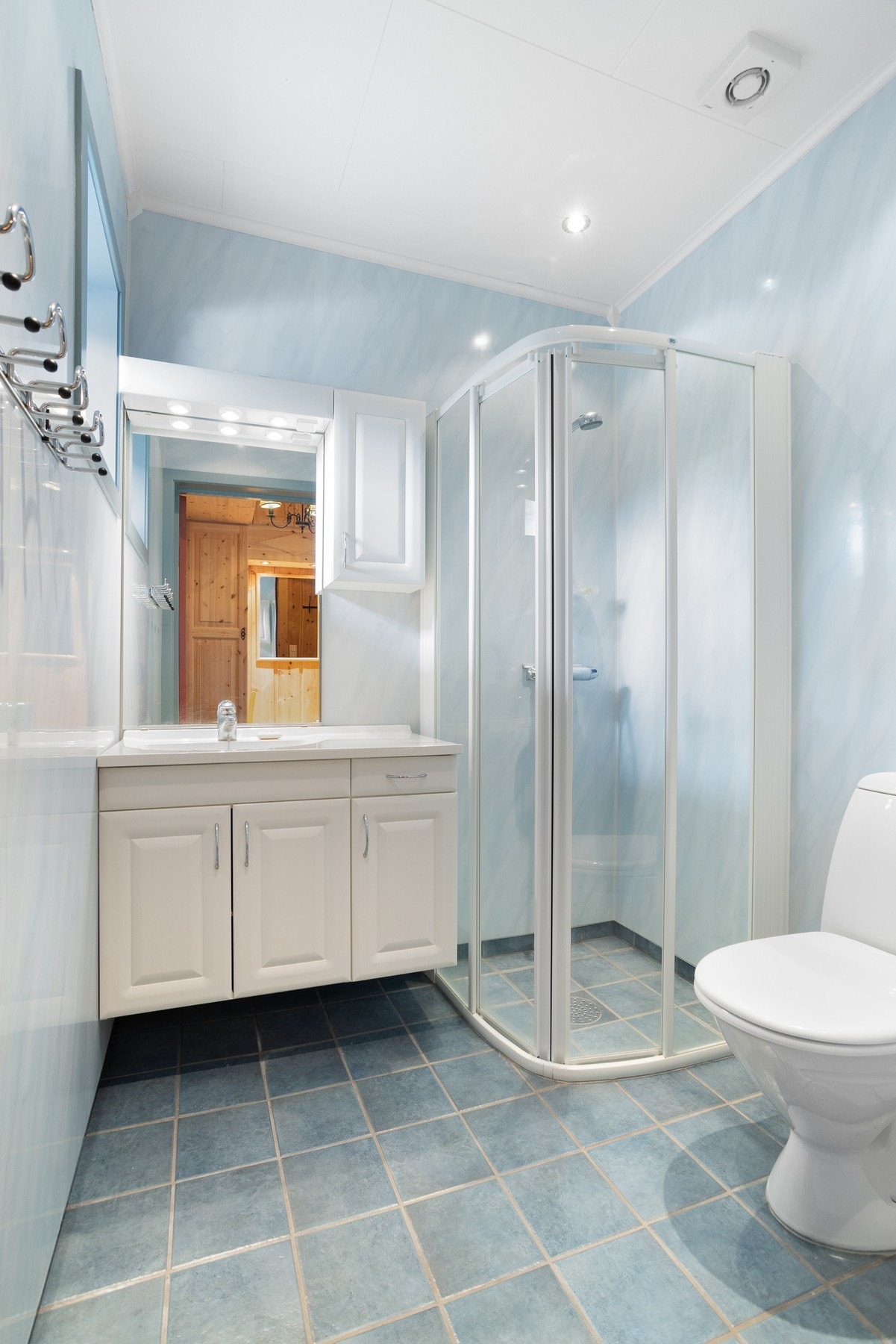 Baderom i garasje. Flislagte gulv og våtromsplater på vegg. Galleribilde