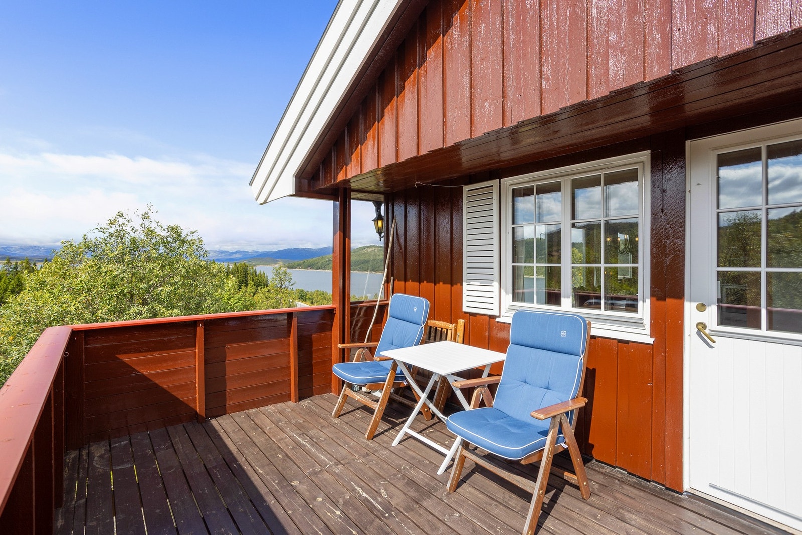 Solrik veranda med flott utsikt Galleribilde