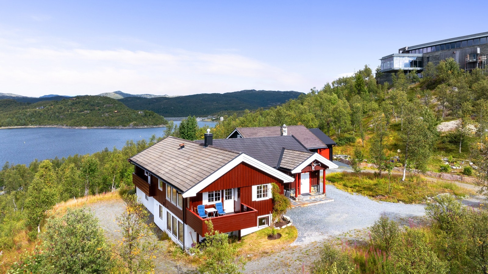 Hytta har en meget god beliggenhet, med flott utsikt over det store Møsvatn, Hardangervidda og snaufjellene. Galleribilde