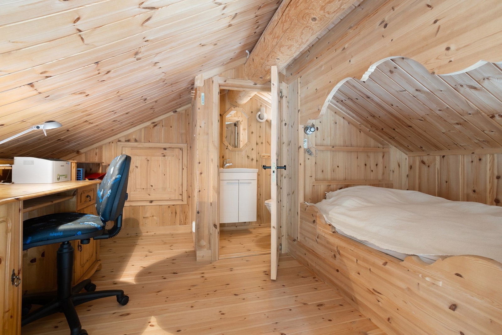 Hems på garasje innredet med seng og toalettrom. (ikke godkjent til varig opphold/overnatting) Galleribilde