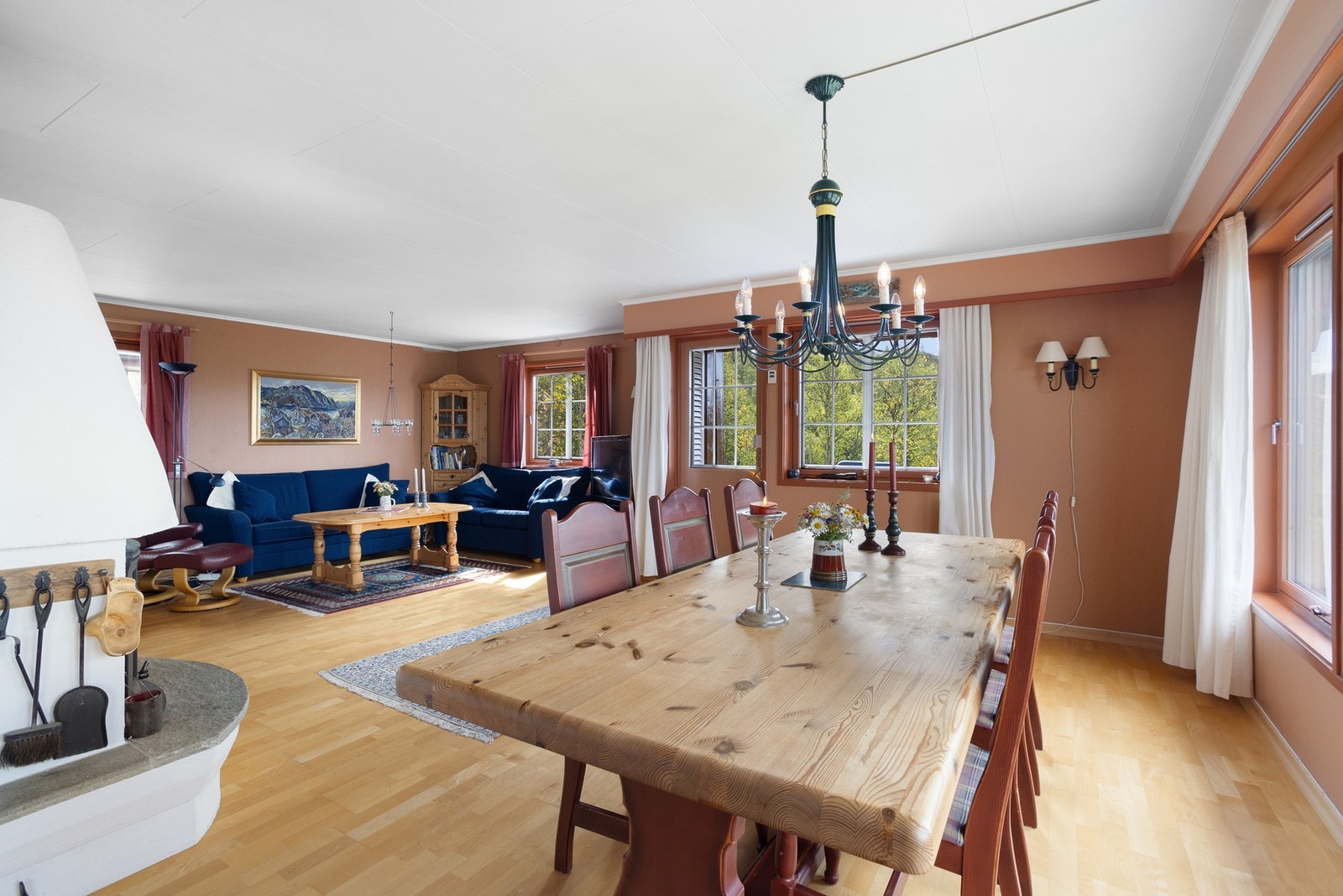 God plass til møblering av sofagruppe og spisegruppe. Galleribilde