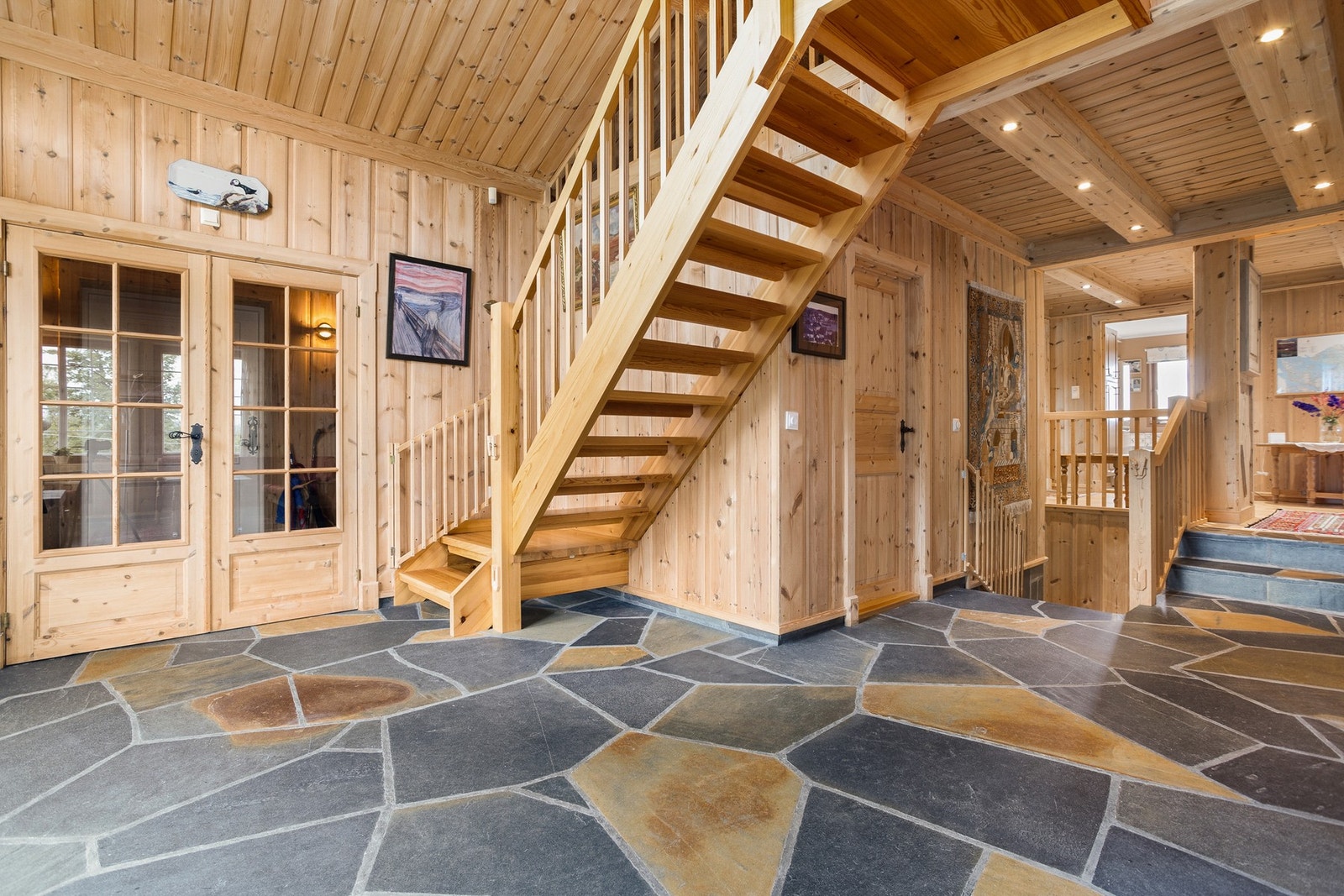Fra hallen er det også trapp opp til hems, i tillegg til adkomst til resten av hytta. Galleribilde