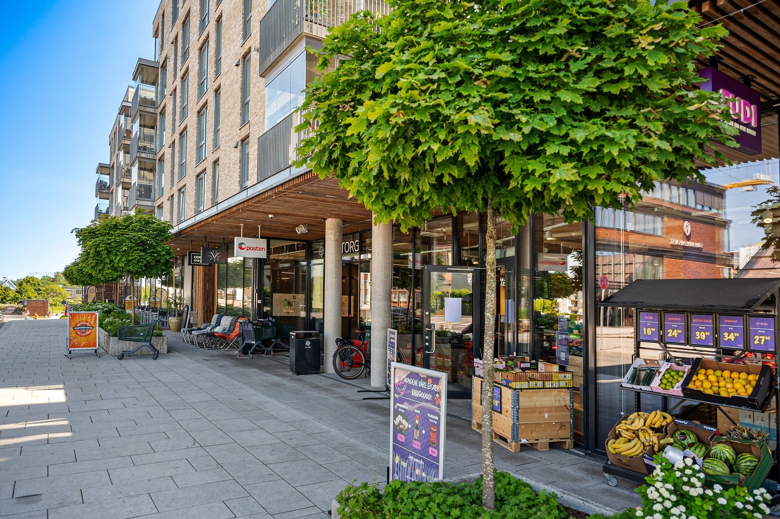 På Røa er det flere dagligvarebutikker, bibliotek, apotek, vinmonopol m.m. Galleribilde