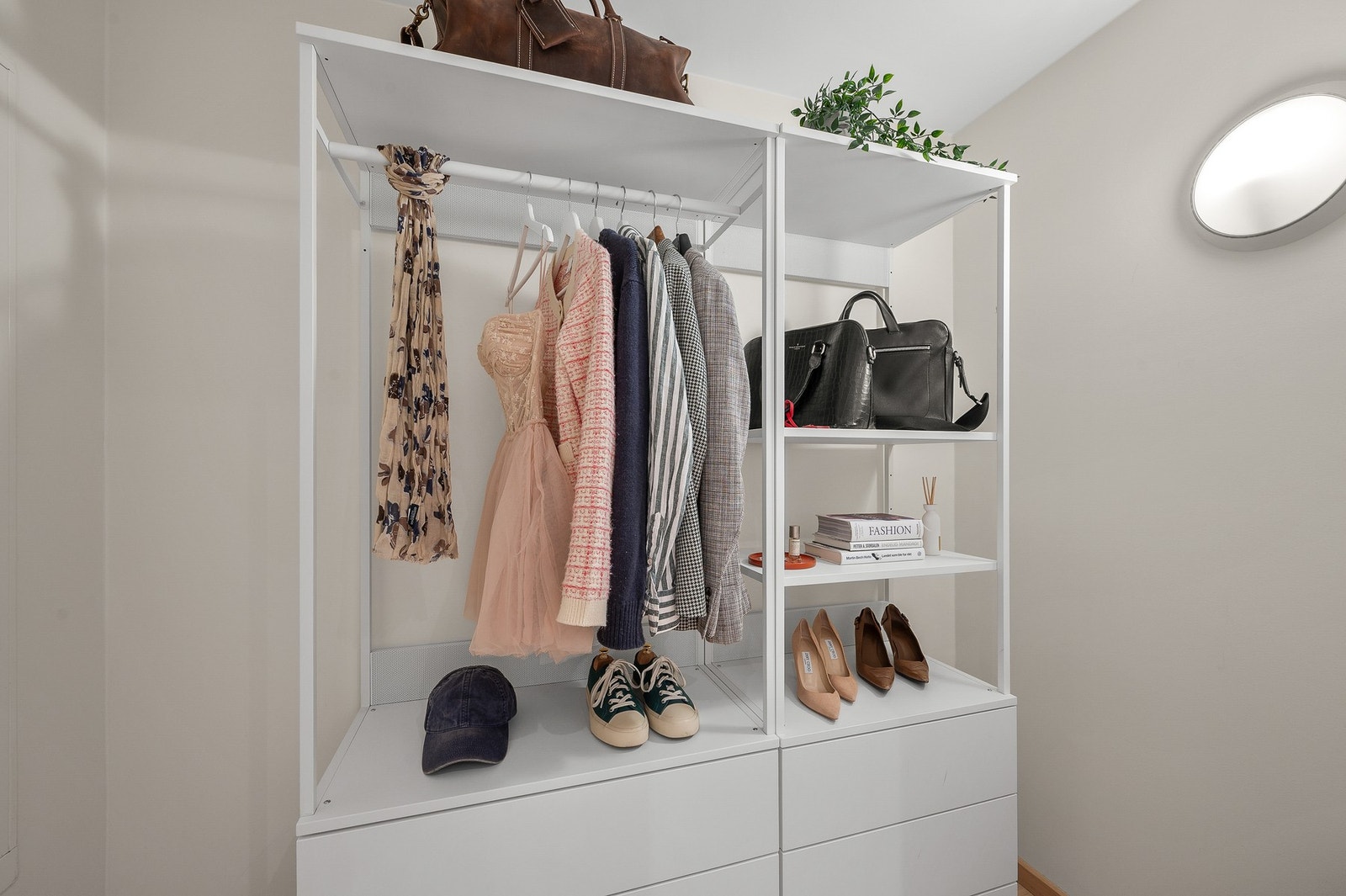 Walk-in garderobe/innvendig bod ved entré. Galleribilde