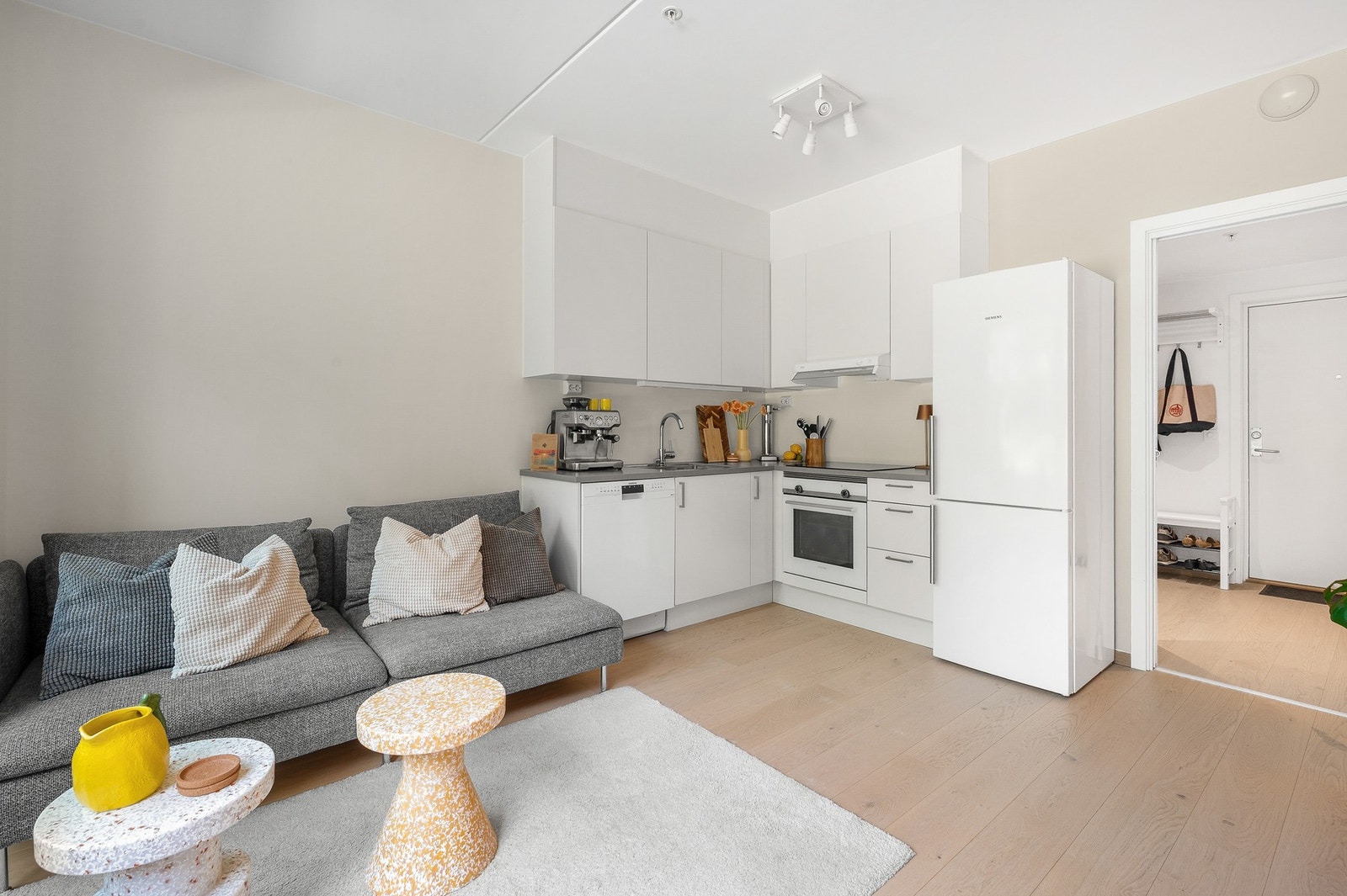 Arealeffektiv og smakfull løsning med stue og kjøkken i ett. Galleribilde