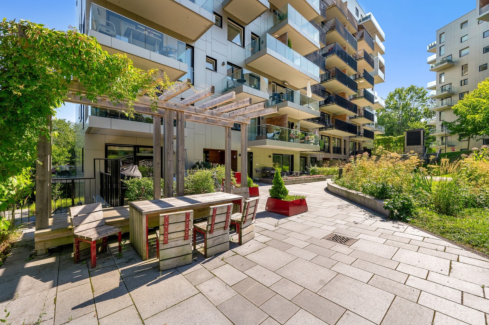 Sameiet har hyggelige sitteplasser og flotte grøntarealer. Galleribilde