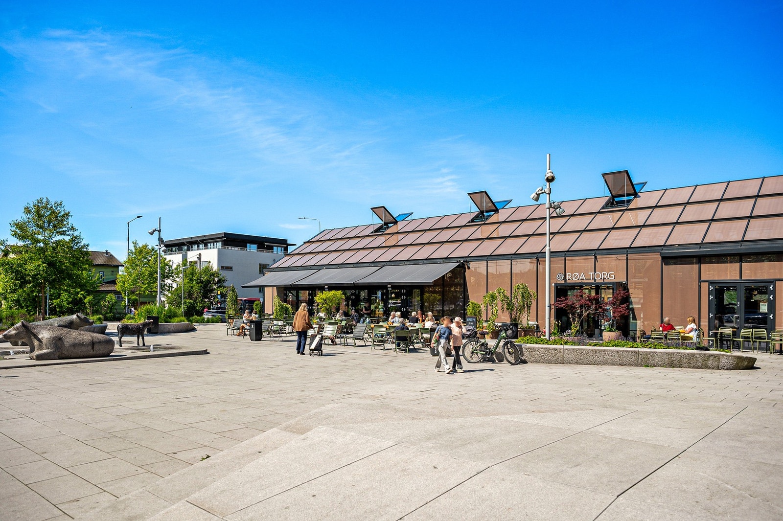 Røa Torg med kafé, restaurant og en rekke butikker. Galleribilde