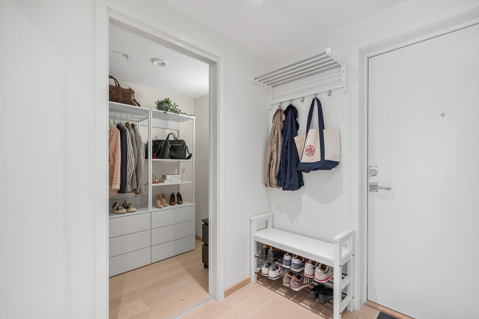 Også plass til oppheng for ytterklær og sko. Galleribilde