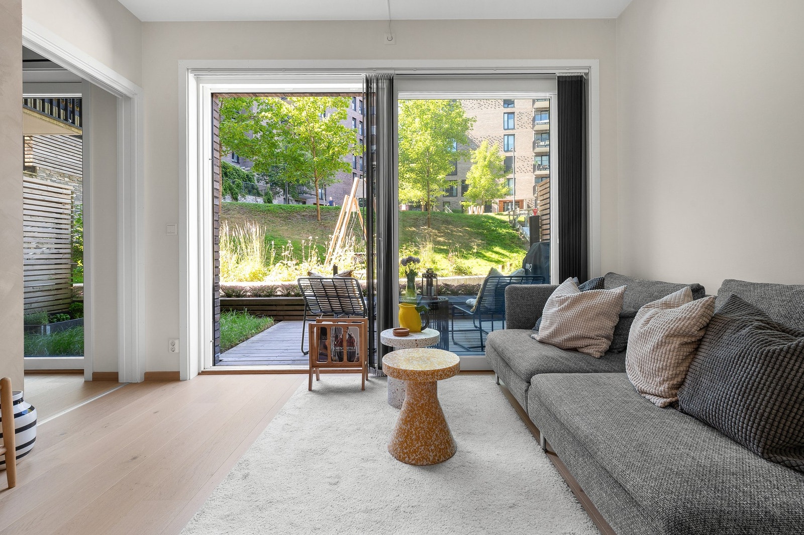 Leiligheten har en stor glassflate som slipper inn naturlig lys. Galleribilde