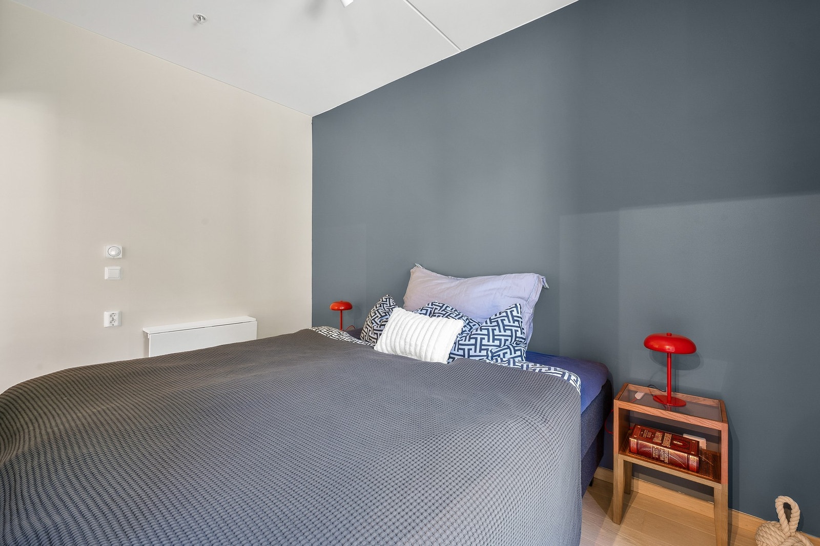 Soverom med to innganger fra stuen. Galleribilde