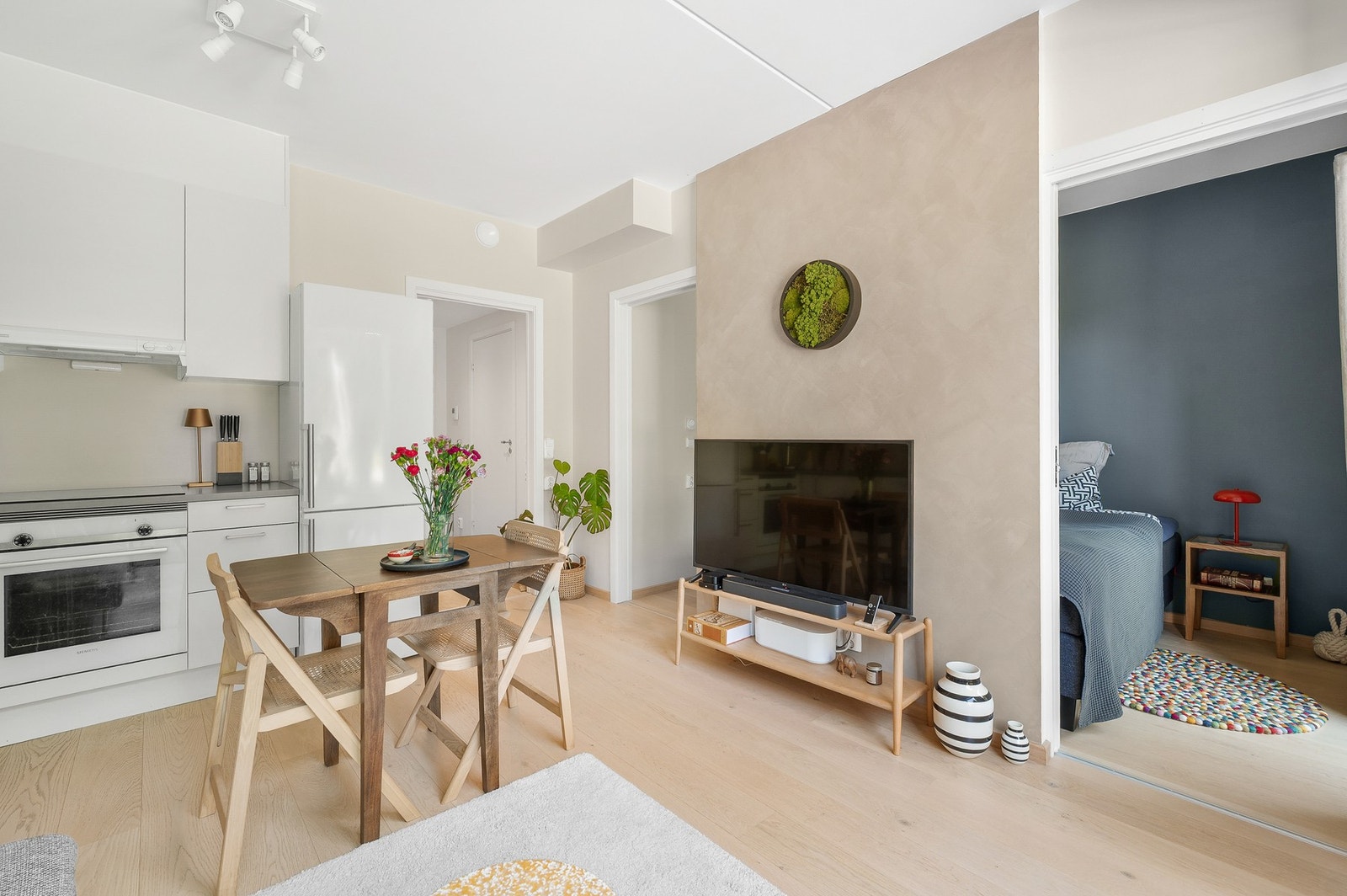 Åpen løsning med strukturvegg som romdeler. Galleribilde