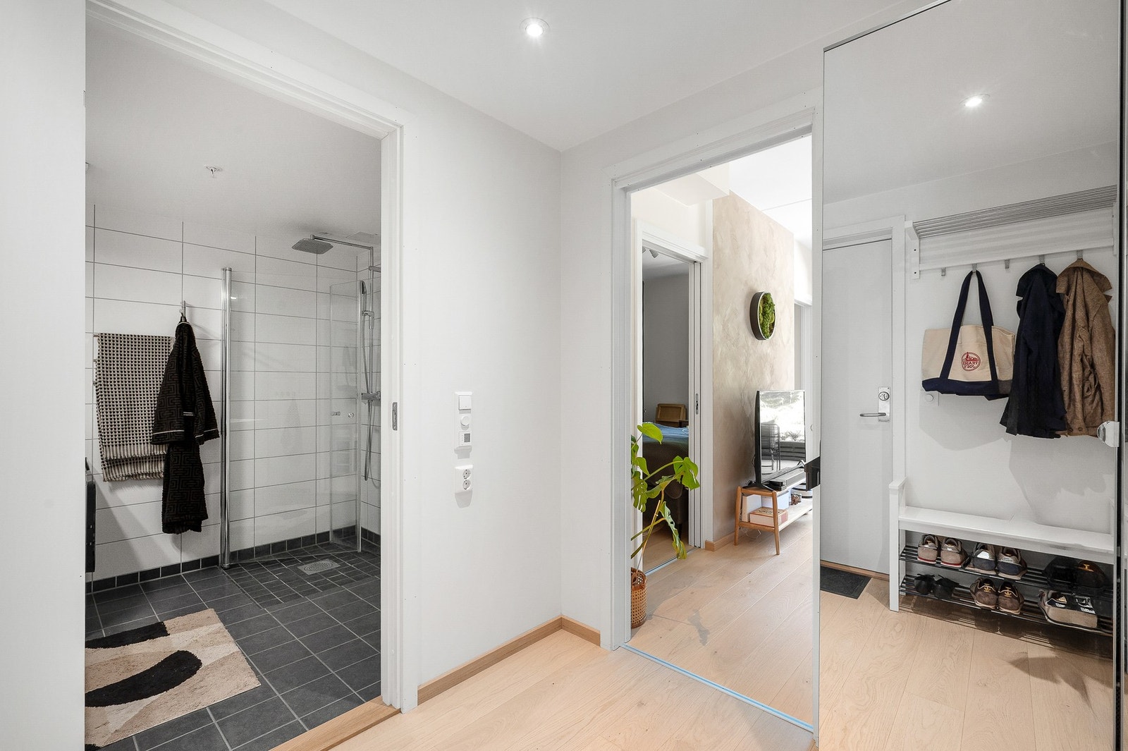 Romslig entré med tilknytning til walk-in garderobe. Galleribilde