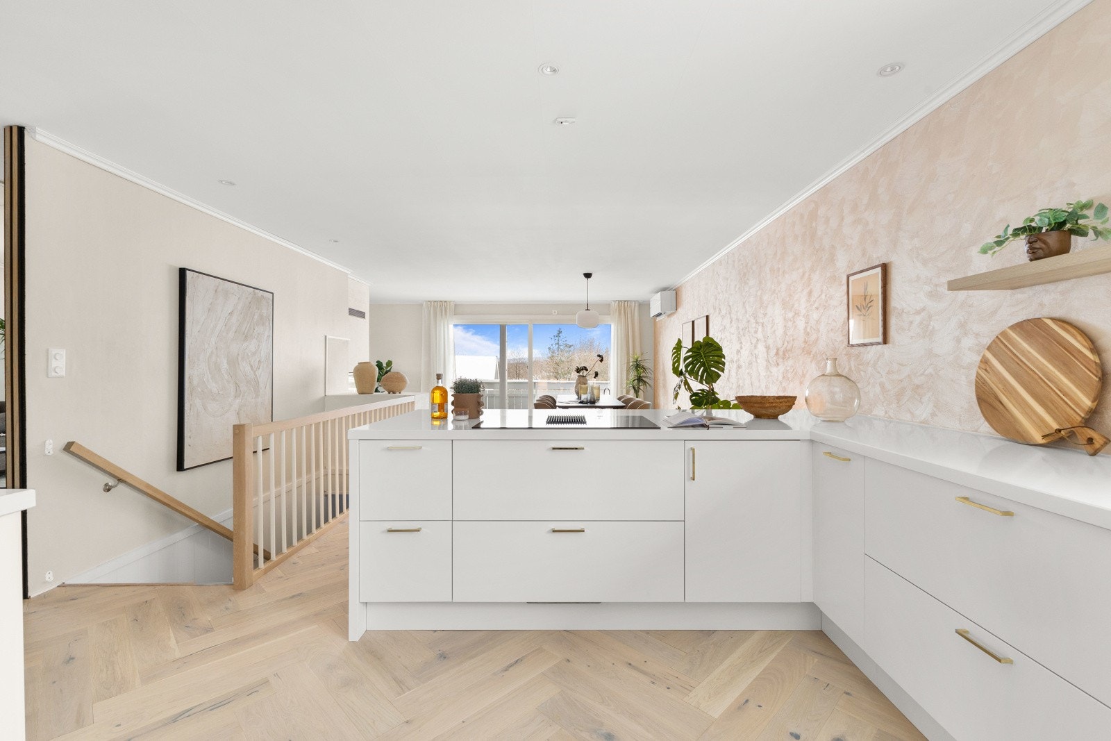 Kjøkkenet ligger i åpen løsning med spisestuen og skaper et storslått spisekjøkken med plass til langbord. Galleribilde
