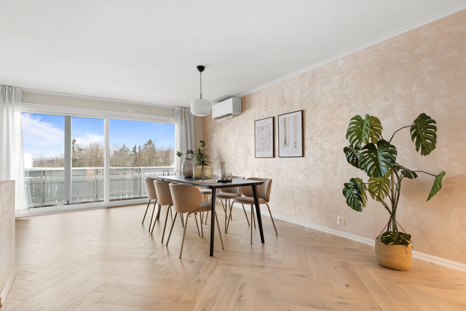 Spisestue med et koselig utsyn. Galleribilde