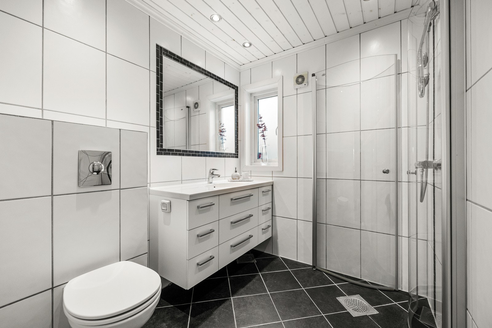 Boligen har to pene bad som ble pusset opp i 2007 iht tidligere salgsoppgave. Galleribilde