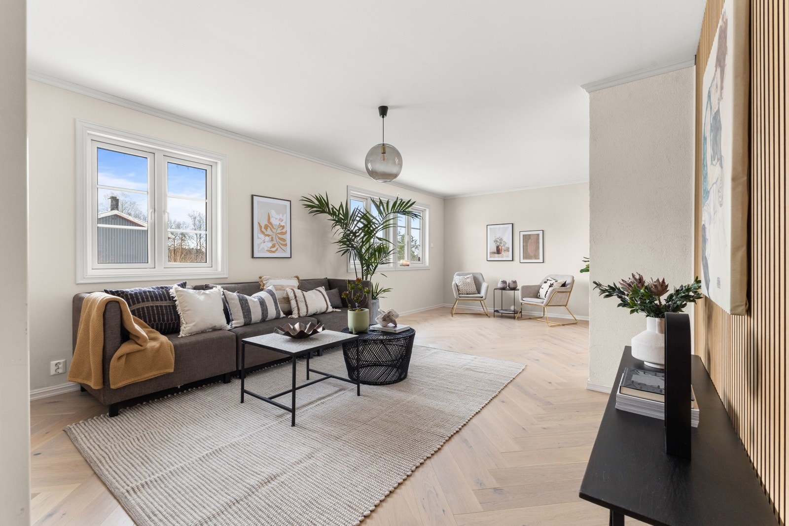 Stuen har god plass for møblement og tre vinduer sørger for godt lysinnslipp. Galleribilde