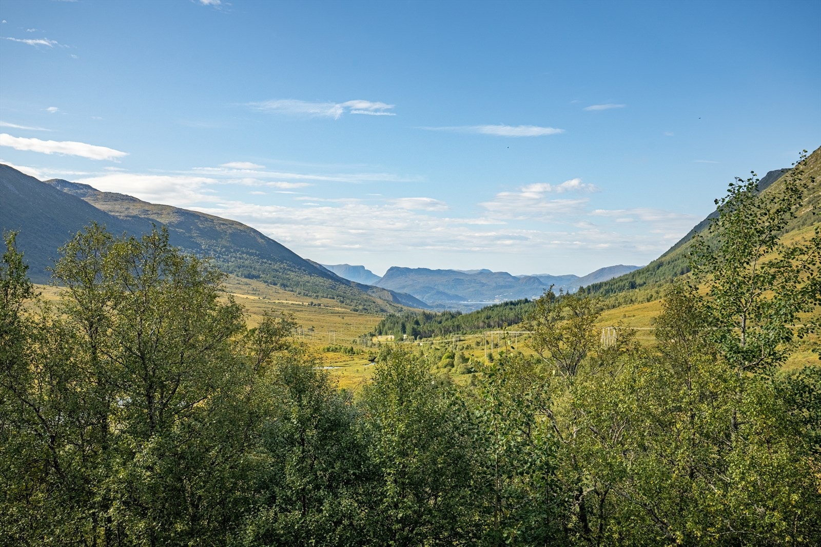 Fra verandaen er det flott utsikt nedover Ringstaddalen og ned mot Haddalvika Galleribilde