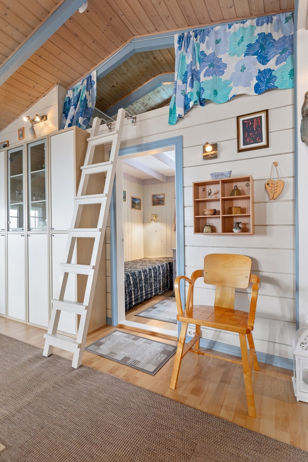 I stua er det hems over det ene soverommet Galleribilde