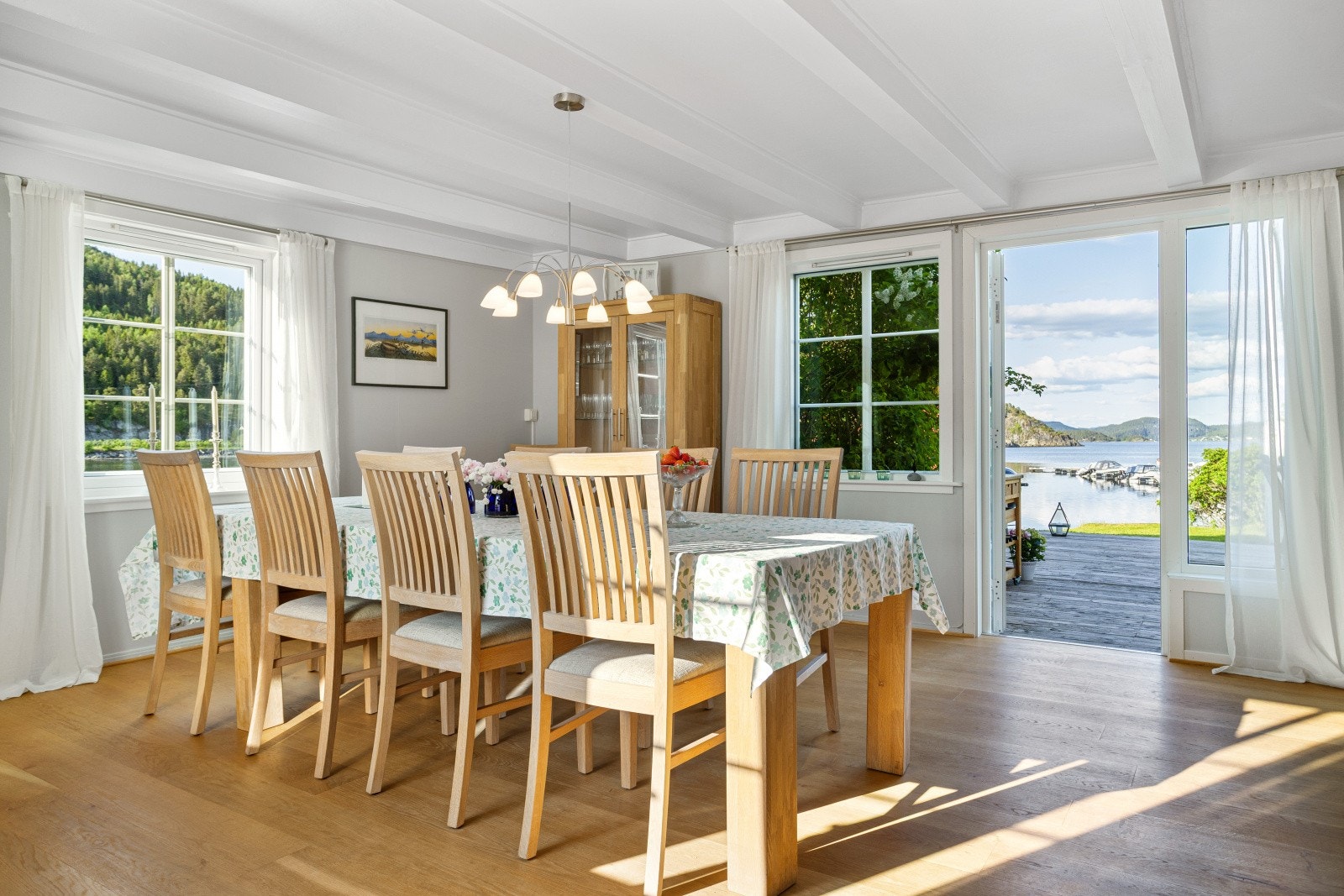 Hovedhuset er på to etasjer og inneholder flere stuer, fem soverom, kjøkken, to baderom. Galleribilde