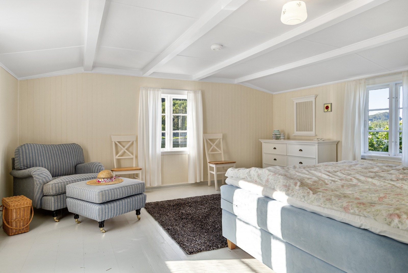 Hovedhuset har i dag 5 soverom, og et garderoberom som gjerne kan fungere som et sjette ved behov. Her er hovedsoverommet med sine 23 m². Galleribilde