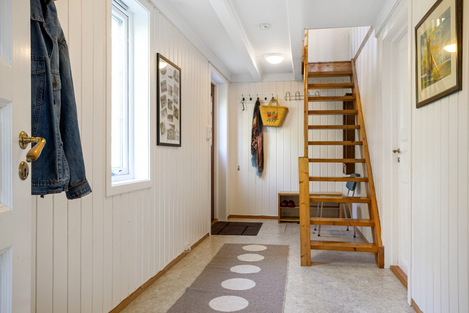 298830_red-300.jpg Galleribilde